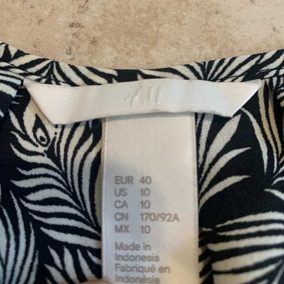 H&M Black & White Feather Print Blouse - Size 10 - Picture 5 of 5